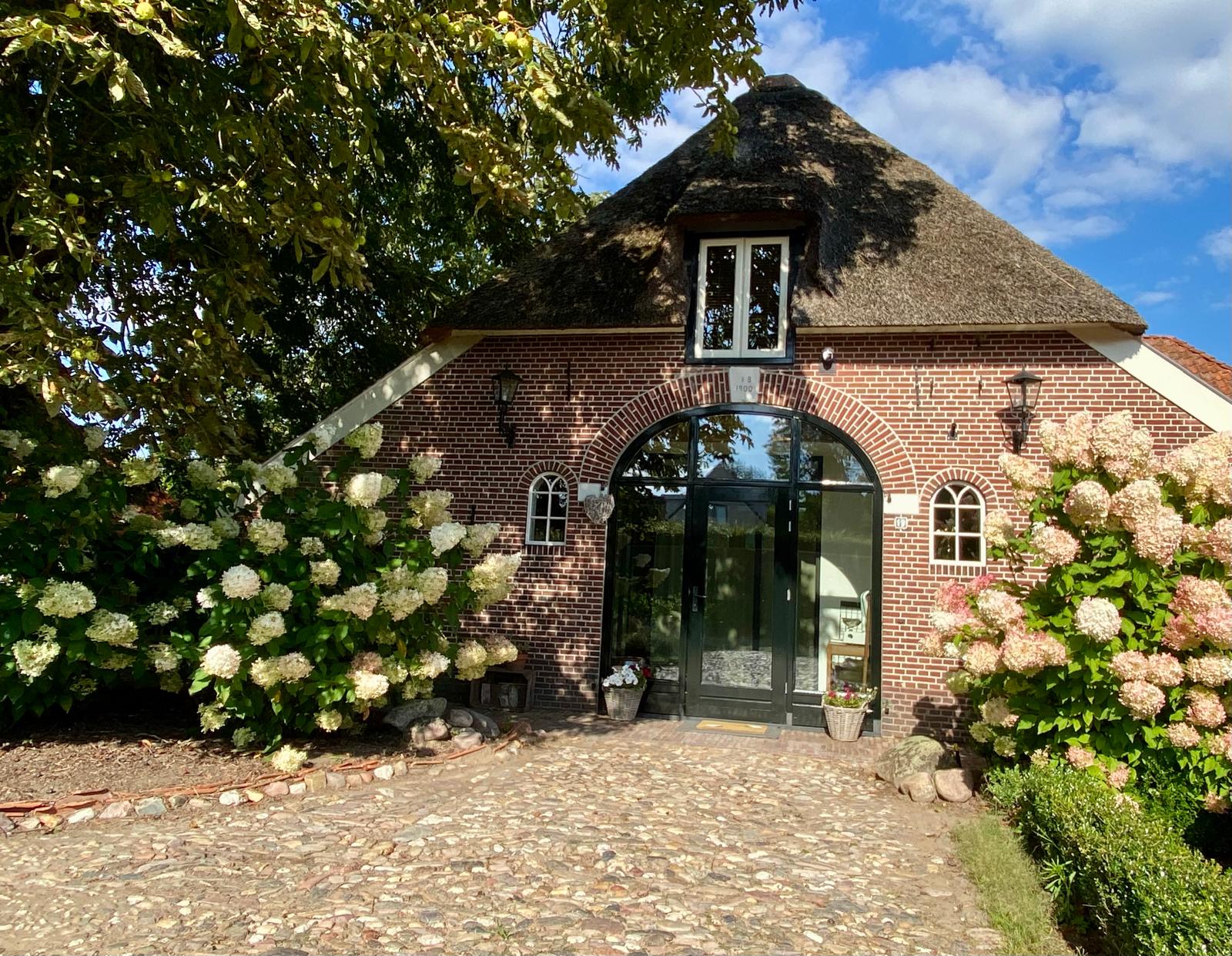 De voorgevel van Erve de Gunne met rieten kap