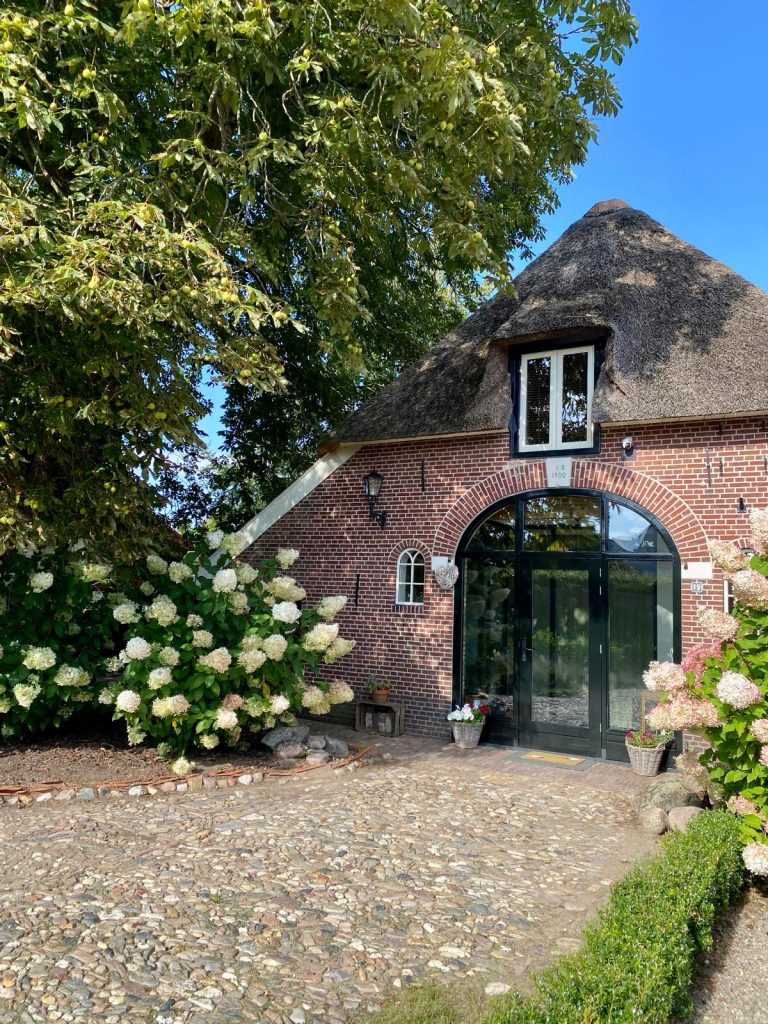 De entree van de delle tussen de hortensia's