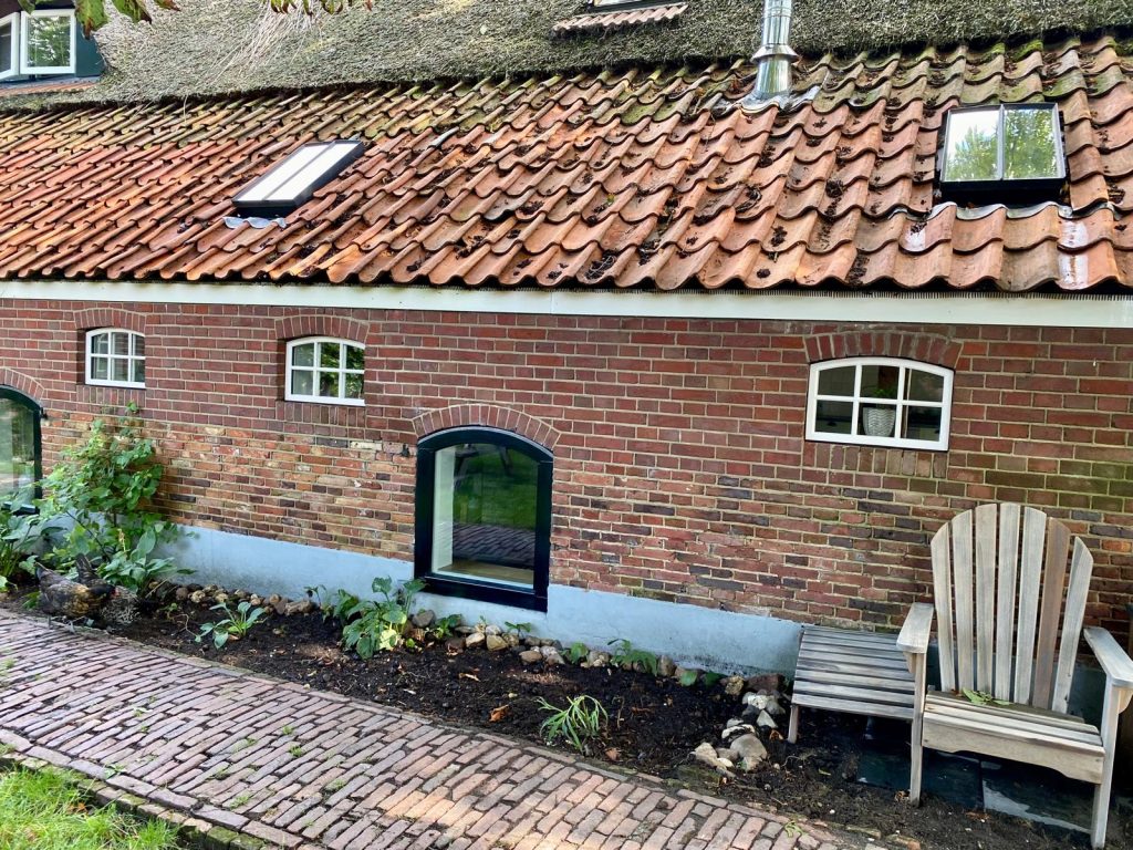 De zijgevel met terrasstoel