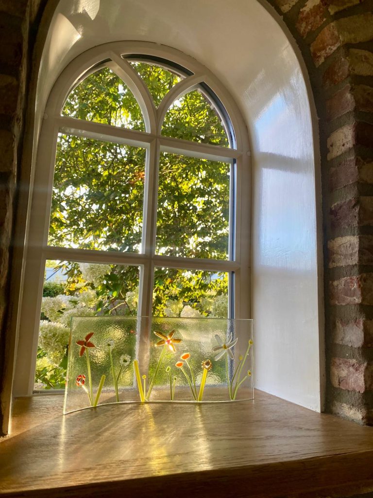 Boograam met glaskunst in de Delle