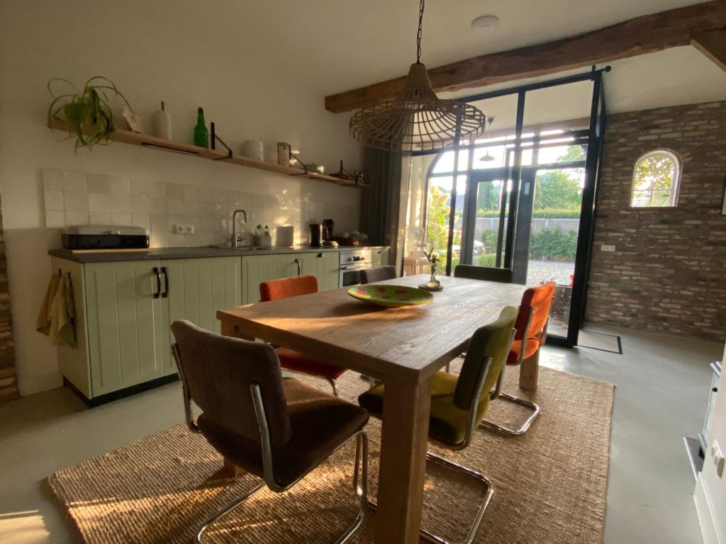 De keuken en grote tafel in de Delle
