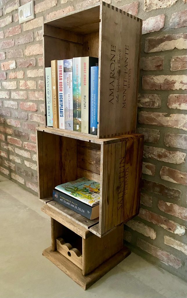 Het ruil-boekenkastje van wijnkistjes