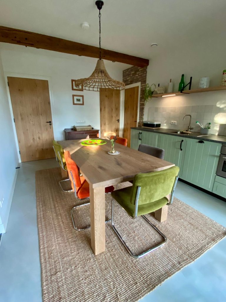 De eettafel en keuken van de Delle